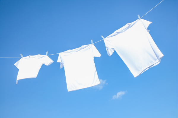como tirar mancha de roupa branca